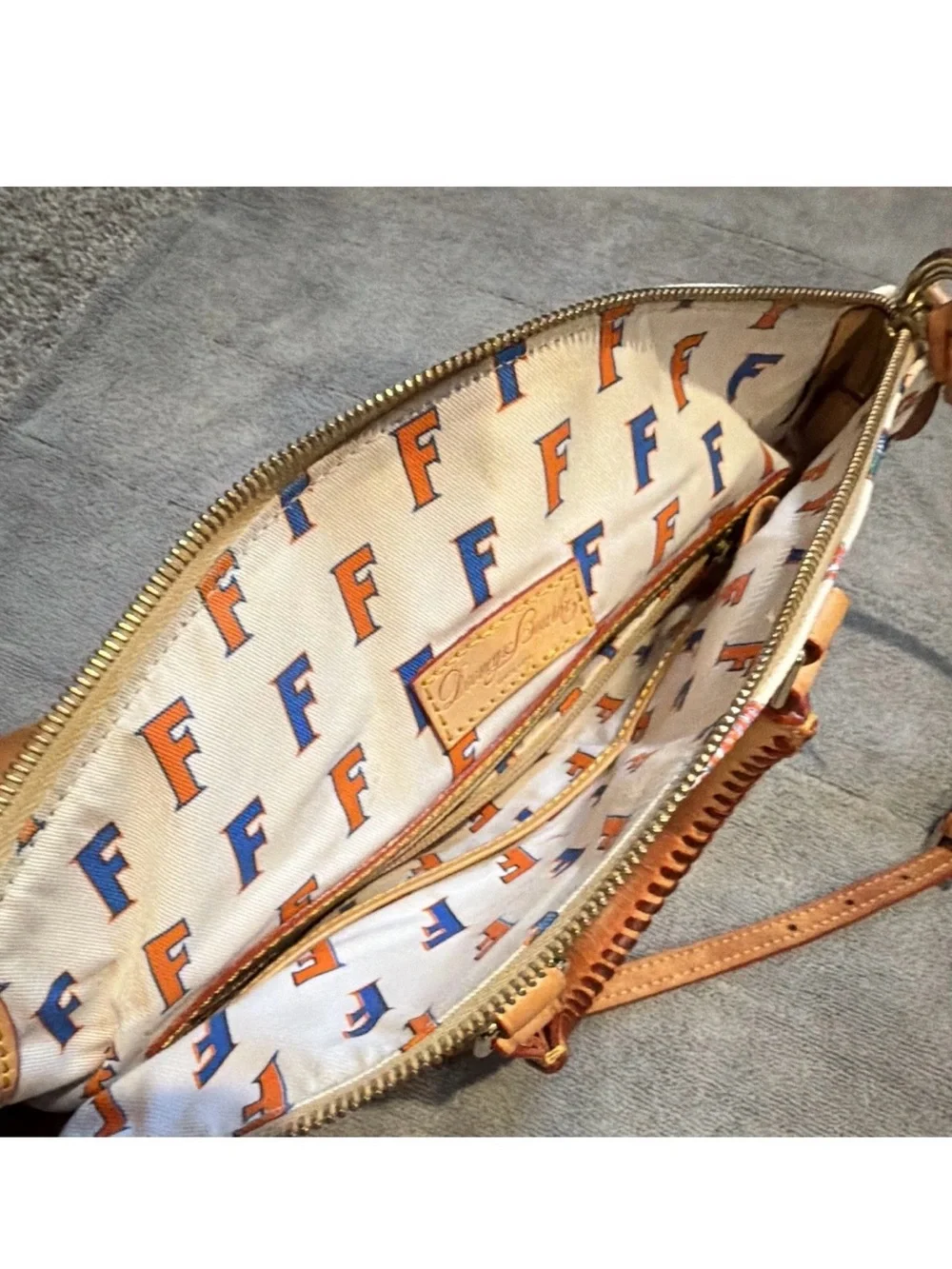 LIKE NEW 🐊🐊Dooney & Bourke Florida Gators Logo Large Satchel in Tan/White.